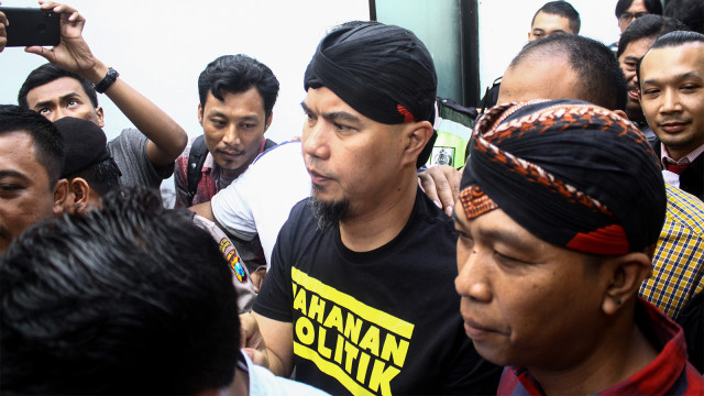 Terdakwa kasus dugaan pencemaran nama baik Ahmad Dhani (tengah) bersiap mengikuti sidang dakwaan di Pengadilan Negeri Surabaya. Foto: ANTARA FOTO/Umarul Faruq