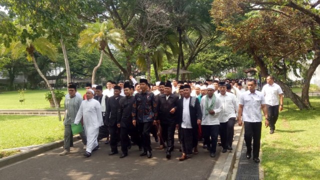 Presiden Jokowi (kelima kiri) berjalan dengan Kiai dan Habib Jadetabek di Istana Negara, Kamis, (7/2). Foto: Fahrian Saleh/kumparan