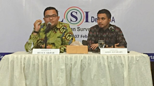 Peneliti senior LSI, Denny JA Adjie Alfaraby (kanan). Foto: Muhammad Lutfan Darmawan/kumparan
