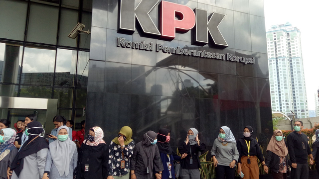 Aksi solidaritas wadah pegawai KPK dengan membentuk rantai manusia, di Gedung KPK, Jakarta. Foto: Aprilandika Pratama/kumparan