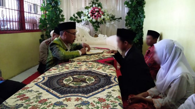 Suasana prosesi pernikahan tahanan Polres Bojonegoro, Kamis (07/02/2019).  (Foto: Imam Nurcahyo/beritabojonegoro)