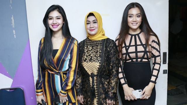 Ibu dari Alm Julia Perez Sri Wulansih (tengah) bersama Della Perez (kiri) dan Nia Anggia (kanan) saat ditemui wartawan seusai mengisi acara di studio Trans TV Jakarta Kamis (7/2). Foto: Ronny/kumparan