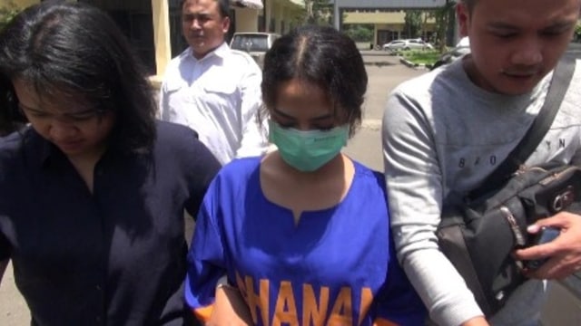Vanessa Angel mengenakan baju tahanan. Foto: Yuana Fatwalloh/kumparan