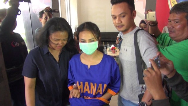 Vanessa Angel mengenakan baju tahanan