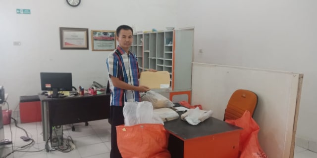 Manajer Proses dan Antaran Kantor Pos Indonesia, Pangkalpinang, Firmansyah saat memegang sampul tabloid Indonesia Barokah.