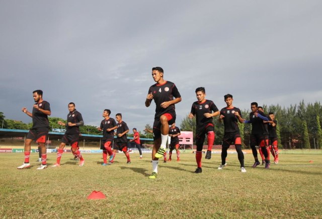 Para pemain persiraja yang bermain di Liga 2 Indonesia 2018 berlatih di Stadion H Dimurthala, Banda Aceh. Foto: Persiraja