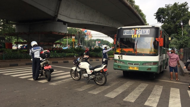 Sejumlah petugas Dinas Perhubungan Jakarta Selatan memberhentikan kopaja. Foto: Dok. Dinas Perhubungan Jakarta Selatan