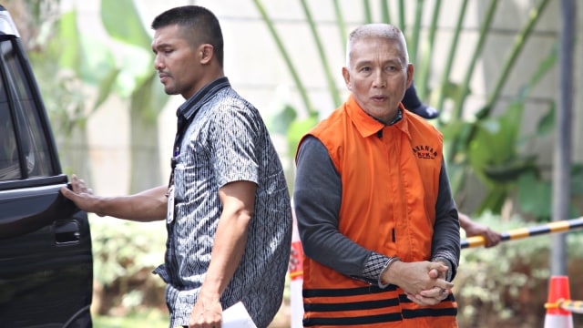 Bendahara Umum KONI, Johnny E Awuy