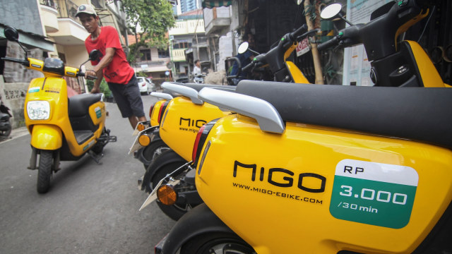 Pekerja menata sepeda listrik Migo di Migo Station JK10116 di kawasan Setiabudi, Jakarta. Foto: Antara/Dhemas Reviyanto