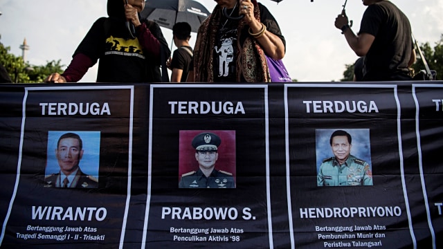 Aktivis Jaringan Solidaritas Korban untuk Keadilan (JSKK) menggelar aksi Kamisan ke-573 di depan Istana Merdeka, Jakarta. Foto: Antara/Sigid Kurniawan