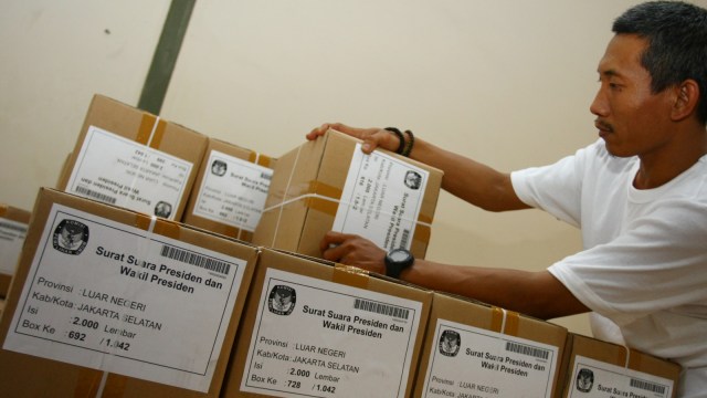 Petugas logistik KPU Pusat memeriksa surat suara pemilihan Presiden dan Wakil Presiden 2019 untuk pemilih luar negeri di gudang logistik KPU di Benda, Tangerang. Foto: Antara/Muhammad Iqbal