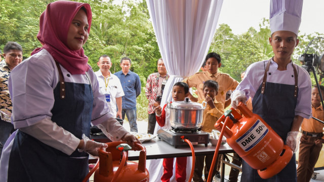 Koki menunjukan tabung gas campuran elpiji dengan DME pada pencanangan pembangunan pabrik hilirisasi batu bara menjadi Dimethyl Ether (DME) di tambang Peranap PT Bukit Asam di Kabupaten Inhu, Riau. Foto: Antara/M Agung Rajasa