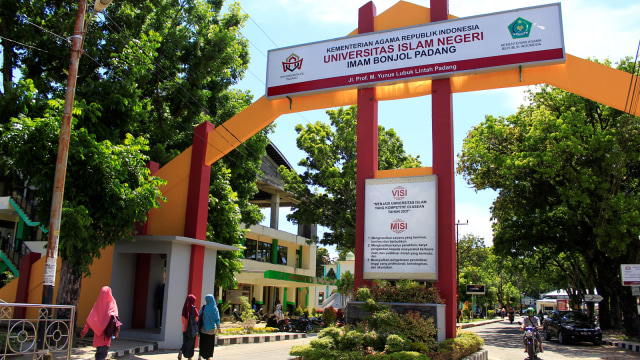 Gerbang kampus UIN Imam Bonjol Padang. (M. Hendra/Langkan.id)