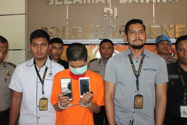 Polisi berhasil menangkap YS, salah satu pelaku pencurian HP di Majene, Sulawesi Barat. (Foto: Dok. Polres Majene)