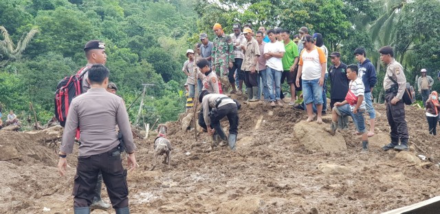 Tim Gabungan evakuasi korban bencana di Kabupaten Gowa