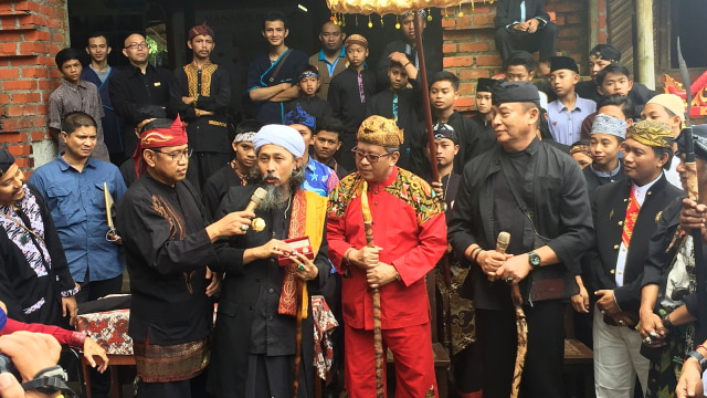 Sekjen PDI Perjuangan Hasto Kristiyanto (tengah) memberikan cincin untuk Pimpinan ponpes Al-Fath Sukabumi, Jumat (8/2). Foto: Rafyq Panjaitan/kumparan