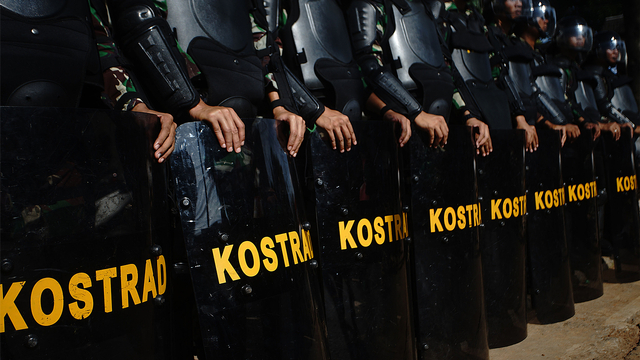 Personel TNI Yonkav 1 Kostrad saat berjaga. Foto: ANTARA FOTO/Kahfie Kamaru