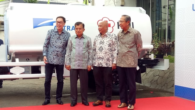 PMI Terima Bantuan 10 Truk  Tangki Air  Bersih untuk Korban 