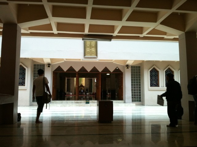 Jemaah hendak salat di Masjid Agung Bandung. (Iman Herdiana)