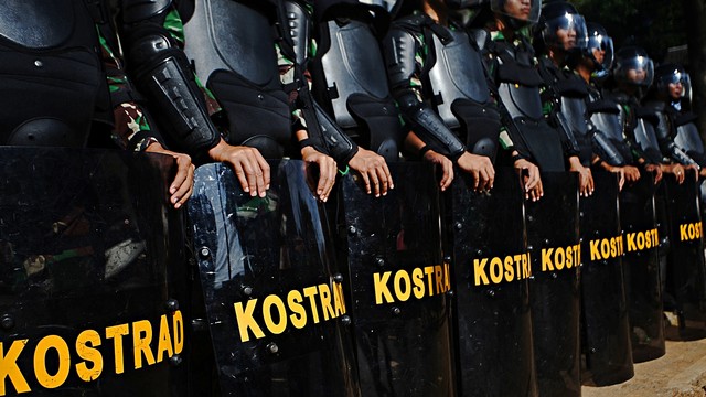 Personel TNI Yonkav 1 Kostrad berjaga saat simulasi pengamanan kantor KPU Depok di jalan Kartini, Pancoran Mas Depok, Jawa Barat. Foto: Antara/Kahfie Kamaru