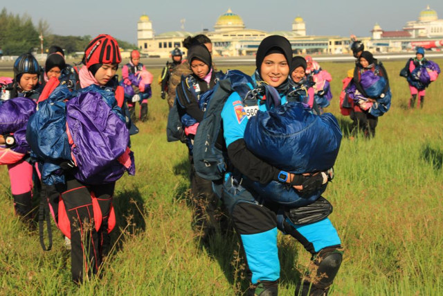 Para penerjun perempuan latihan di Aceh, Jumat (8/2). Foto: Suparta