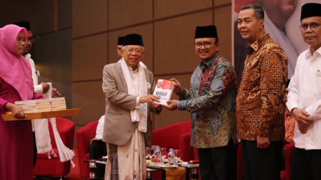 Ma'ruf Amin di acara bedah buku "Keadilan, Keumatan, Kedaulatan", "The Ma'ruf Amin way" di Padang, Sumbar. Foto: Dok. Tim Media Ma'ruf Amin
