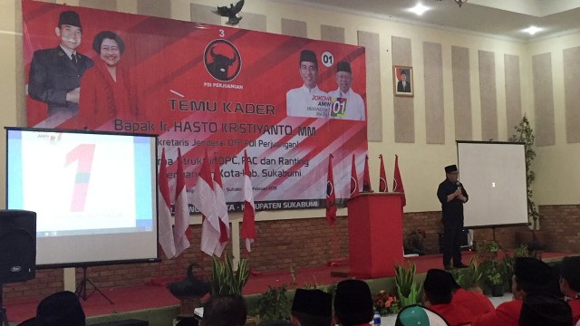 Sekjen PDI-Perjuangan,  Hasto Kristiyanto di Konsolidasi dan temu kader PDI Perjuangan Sukabumi, Jawa Barat, Jumat (8/2). Foto: Rafyq Panjaitan/kumparan