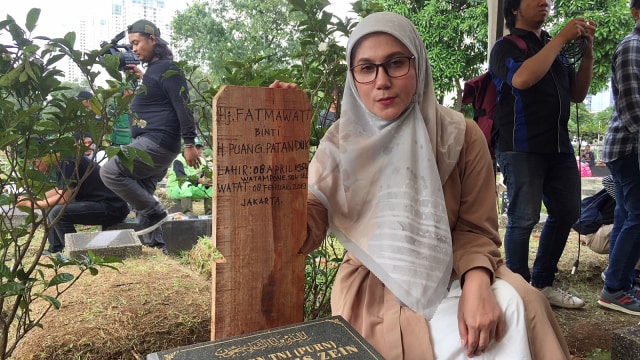 Marini Zumarnis di Pemakaman Ibunda Marini Zumarnis, TPU Karet Bivak, Jakarta, Jumat (8/2). Foto: Giovanni/kumparan
