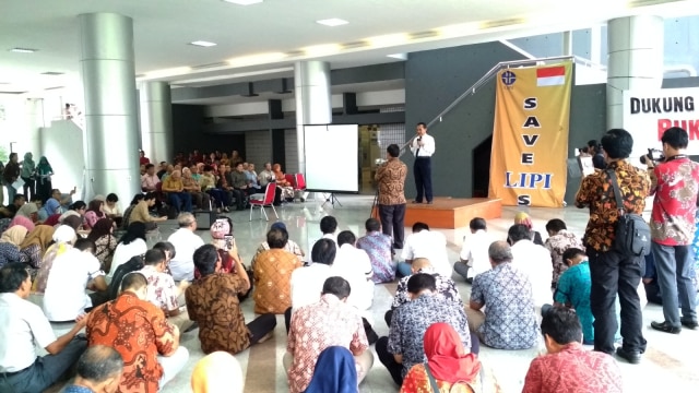 Ratusan civitas Lembaga Ilmu Pengetahuan Indonesia (LIPI) dari berbagai wilayah berkumpul di pelataran gedung LIPI di Jl. Gatot Subroto, Jakarta, pada Jumat siang (8/2). Foto: Andesta Herli Wijaya/kumparan