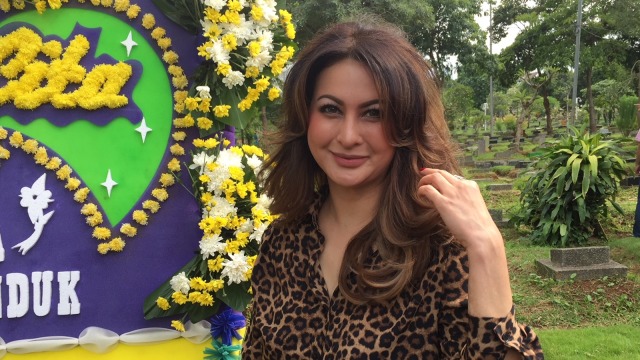 Diana Pungky saat hadir di pemakaman Ibunda Marini Zumarnis, TPU Karet Bivak, Jakarta, Jumat (8/2). Foto: Giovanni/kumparan