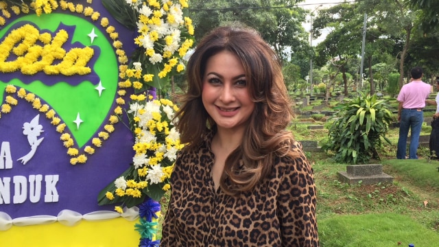 Diana Pungky, Pemakaman Ibunda Marini Zumarnis, TPU Karet Bivak