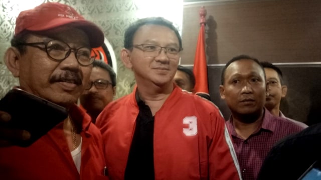 Basuki Tjahaja Purnama atau Ahok mengenakan jaket PDIP Perjuangan. Foto: Denita BR Matondang/kumparan
