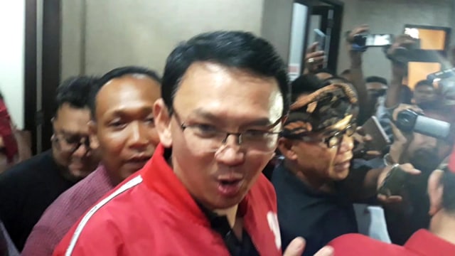 Basuki Tjahaja Purnama atau Ahok mengenakan jaket PDIP Perjuangan. Foto: Denita BR Matondang/kumparan