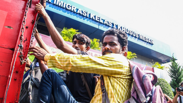Para Imigran asal Bangladesh saat diberangkatkan ke Rumah Detensi Imigrasi Medan (Rudenim) Belawan. Foto: Dok. Istimewa