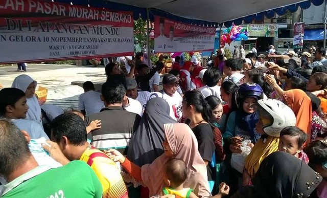 Warga menyerbu pasar murah yang digelar relawan Jokowi-Ma'ruf Amin di Gelora 10 Nopember, Tambaksari Surabaya