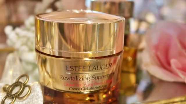 Estee Lauder Revitalizing Supreme + Global Anti-Aging Power Creme dengan tekstur yang lebih tebal. Foto: dok. Intan Kemala Sari/kumparan