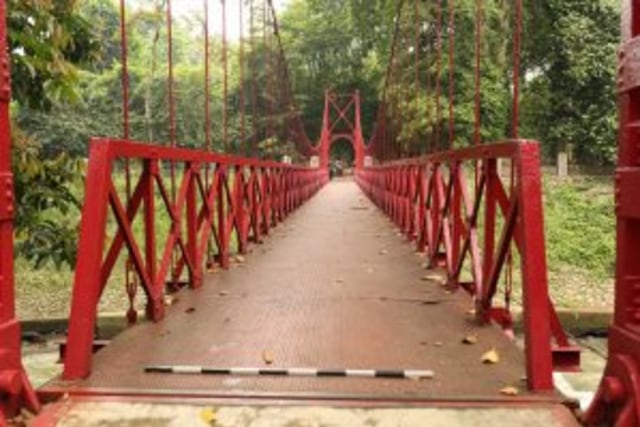 Jembatan Merah di Kebun Raya Bogor Foto: www.kebudayaan.kemdikbud.go.id
