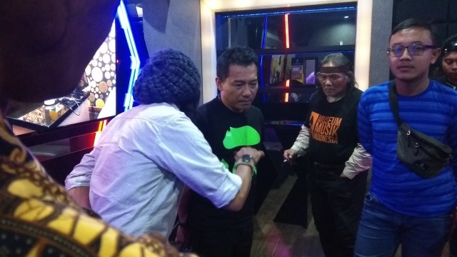 Anggota Komisi X DPR RI Anang Hermansyah (dua dari kiri) saat berdialog dengan para musisi di Anang Karaoke, Kota Malang, jum'at (8/2). (foto: rino hayyu/tugumalang.id)