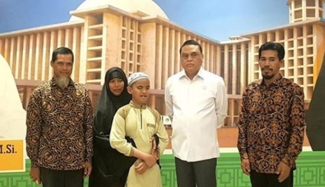 MenPAN RB, Syafruddin, bersama Fahrul dan kedua orangtuanya di kantor Dewan Masjid Indonesia (DMI) di Jakarta. (Foto: IST)