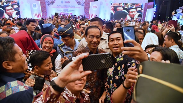 Presiden Joko Widodo berfoto dengan peserta Hari Pers Nasional 2019. Foto: Biro Pers Sekretariat Presiden/Laily Rachev