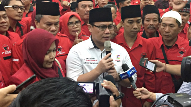 Putri pendiri PKS Yusuf Supendi, Azmah Shoobiroh (kiri) dan Wasekjen PDIP, Ahmad Basarah (tengah) di konsolidasi PDIP, Jawa Barat. Foto: Rafyq Panjaitan/kumparan