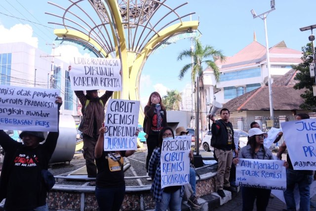 Aksi yang dilakukan Aliansi Jurnalis Independen (AJI) Manado meminta Presiden mencabut remisi untuk pembunuh wartawan di Bali. Aksi ini dilakukan di pusat kota Manado, 25 Januari 2019. (foto:istimewa)