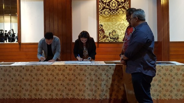 Suasana penandatanganan pakta integritas oleh moderator dan panelis debat kedua capres di Pemilu 2019