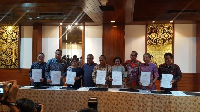 Suasana penandatanganan pakta integritas oleh moderator dan panelis debat kedua capres di Pemilu 2019