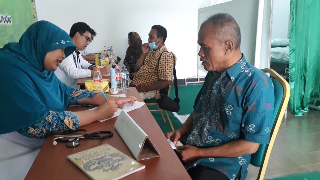 Pemeriksaan kesehatan gratis 200 abdi dalem Pura Pakualaman, Sabtu (9/2/2019). Foto: Nadhir Attamimi