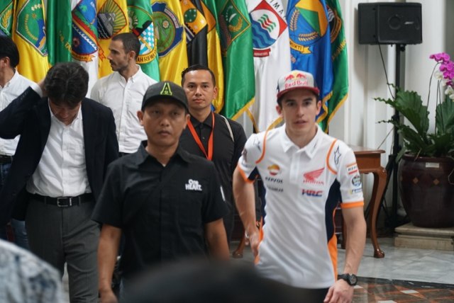 Juara dunia MotoGP 2018 asal Spanyol, Marc Marquez, di Gedung Sate Bandung. (Ananda Gabriel)