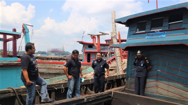 Tim dari Ditpolair dan Stasiun PSDKP Belawan saat memeriksa kapal di lokasi kejadian. Foto: Rahmat Utomo/kumparan