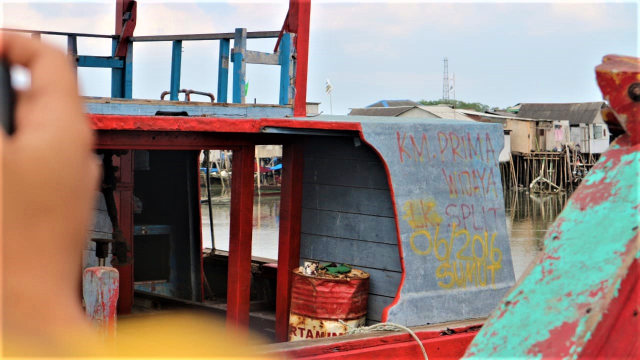 Tulisan KM Prima Jaya, di bagian kapal yang sama persis dengan berita hoax yang beredar. Foto: Rahmat Utomo/kumparan