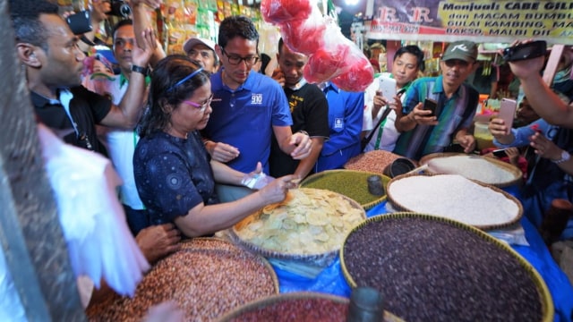 Calon Wakil Presiden nomor urut 02, Sandiaga Uno saat sambangi pasar Panorama di Bengkulu. Foto: Dok. Timses Prabowo-Sandi