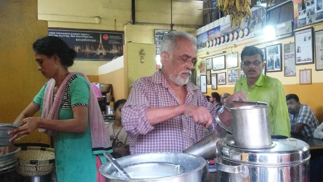 Vijayan bersama keluarga di kedai teh miliknya, Cochin, India. Foto: Khiththati/acehkini